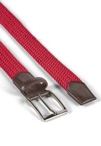 Rød vevet belte med brune skinnakenter, med en sølvmetallspenne og glatt tekstur, som viser et flettet design.