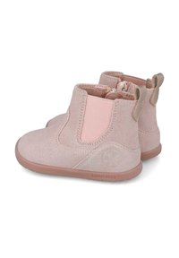 Botas de tobillo de ante rosa con paneles elásticos en los lados, punteras redondeadas y suela de goma flexible. Cuenta con una lengüeta de cuero en la parte posterior.