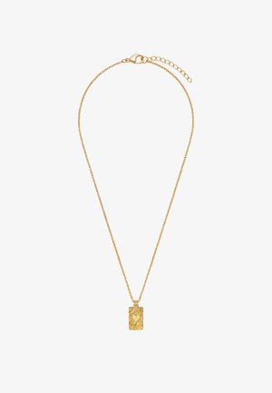 Collier chaîne en or avec un pendentif rectangulaire texturé présentant un cœur en relief au centre et une fermeture à mousqueton.