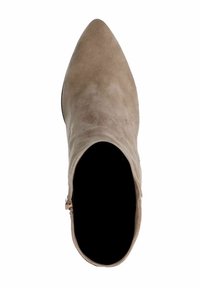 Beżowe zamszowe botki za kostkę z wąskim noskiem, suwakiem z boku i gładką fakturą, widok z góry.