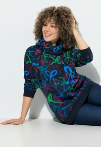 Sudadera con capucha en color marino con estampado de lazos coloridos en rosa, verde y azul. Presenta un corte relajado, mangas largas y un diseño casual.