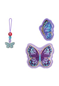 Accessoires sur le thème des papillons : un petit charme en perles avec une palette de couleurs rouge, bleu et violet, plus deux patchs en forme de papillon en bleu et violet.