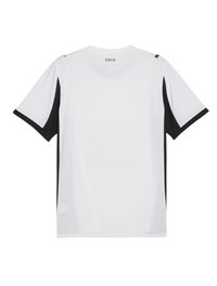 Camiseta deportiva blanca con acentos negros en los laterales y los hombros, que presenta un patrón sutil y el texto "1901" en el cuello de la parte posterior.