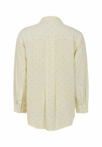Langärmliges, gelbes Hemd mit kleinem schwarzen Punktmuster, das einen Button-Down-Kragen und eine Rückenfaltendetail aufweist. Weiche, glatte Stofftextur.