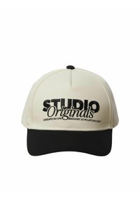 Beige baseballcap med sort skygge. Har broderet tekst, der læser "STUDIO Originals" i sort, med yderligere tekst nedenfor.