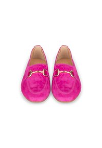 Rosa Wildleder Slipper mit glatter Textur, die vorne mit einer goldenen Kettenakzentierung und einem abgerundeten Zehendesign versehen sind.
