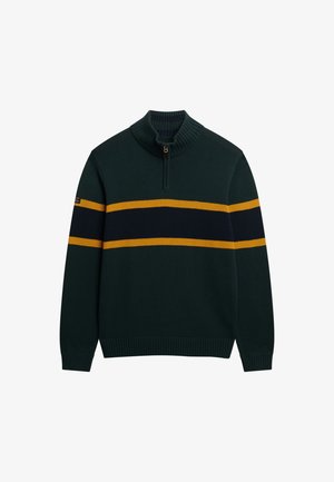 Sweter dziewiarski w ciemnozielonym kolorze z zamkiem przy szyi, z szerokimi poziomymi paskami w granatowym i złoto-żółtym kolorze. Żebrowane mankiety i dół.