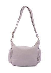 Borsa a spalla in pelle grigia con una superficie morbida e testurizzata, dotata di una tracolla ampia e bordi arrotondati. Include tasche laterali con zip.