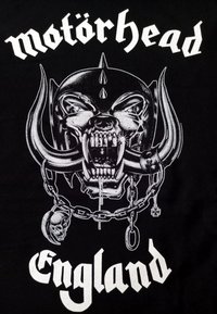 Sort t-shirt med grafik af et hornet kranium med hugtænder og kæder, mærket "Motörhead" og "England" i hvid tekst.