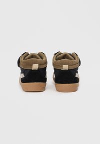 Scarpe alte in suede nero e mesh con dettagli in corduroy khaki, caviglia elastica e suola in gomma beige. Strap in velcro per una vestibilità sicura.
