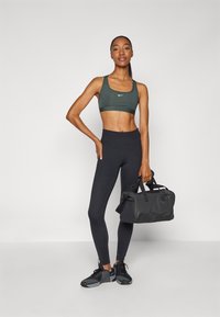 Nike Performance BRA - Sportski grudnjak s blagom potporom - vintage green/white