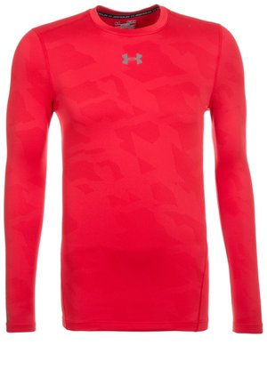 Rotes langärmeliges Sportshirt mit subtilem Tarnmuster und grauem Under Armour-Logo, zentriert unterhalb des Halsausschnitts.