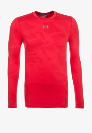 Rotes langärmeliges Sportshirt mit subtilem Tarnmuster und grauem Under Armour-Logo, zentriert unterhalb des Halsausschnitts.