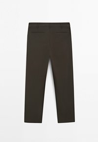 Ciemnobrązowe, dopasowane spodnie widziane od tyłu, z szlufkami na pasek i dwoma kieszeniami z lamówką na białym tle.