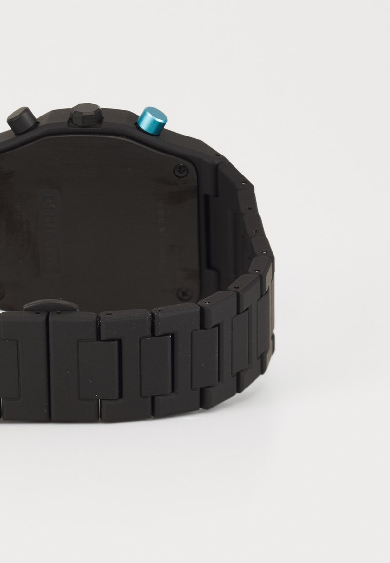 Schwarz matte Uhr mit rechteckigem Gehäuse, kräftigen Gliedern und zwei Knöpfen; einer blau, einer grau oben.