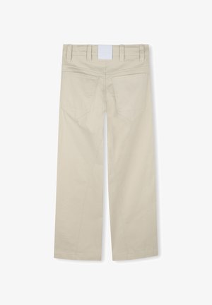 Beige katoenen wijde broek met een hoge taille, voorzien van dubbele achterzakken en een wit merkje op de tailleband. Soepele textuur.