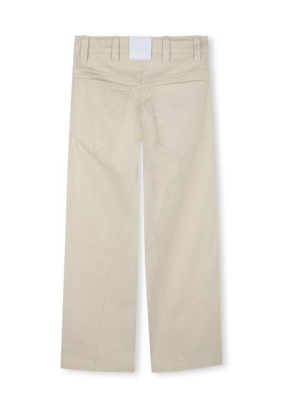 Beige katoenen wijde broek met een hoge taille, voorzien van dubbele achterzakken en een wit merkje op de tailleband. Soepele textuur.