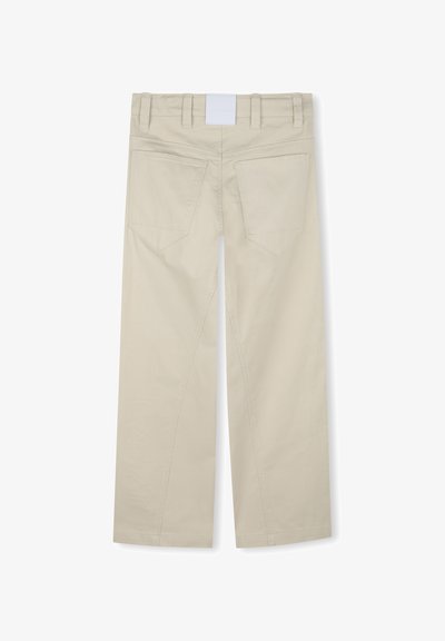 Beige bomulds brede bukser med høj talje, der har to baglommer og et hvidt mærke ved taljen. Glat tekstur.