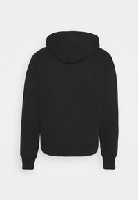 Sudadera negra con capucha, de corte relajado, con puños y dobladillo de canalé, textura suave y un diseño trasero simple y sin adornos.