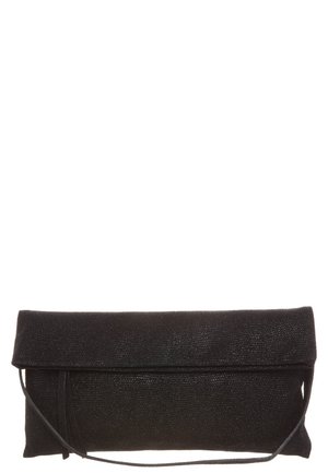 Sort tekstureret fold-over clutch taske med tynd håndledsrem, rektangulær form og minimalistisk design.