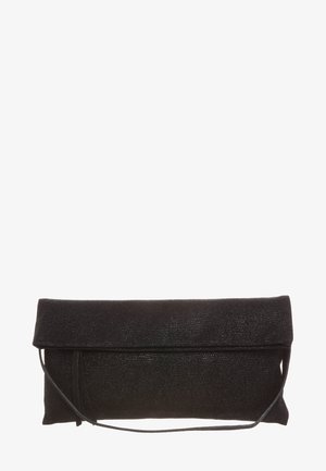 Pochette noire texturée à rabat avec une fine bandoulière pour poignet, forme rectangulaire et design minimaliste.