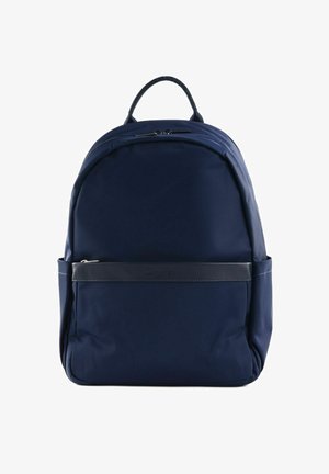 Sac à dos bleu marine en nylon lisse, doté d'une poignée supérieure, d'un compartiment principal zippé et d'une poche avant avec un accent en cuir.