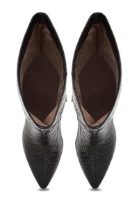 Botas de tobillo de cuero negro con un patrón de cocodrilo texturizado, punteras puntiagudas y un forro interior suave. Presentan un diseño elegante y ajustado.
