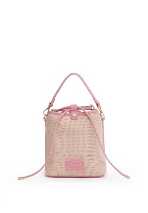 Borsa a secchiello intrecciata rosa e beige con chiusura a coulisse, manico corto e piccola toppa rettangolare davanti.
