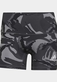 Shorts atletici neri e grigi con un design attillato, realizzati in un materiale flessibile. Presentano un logo sul lato destro in basso.