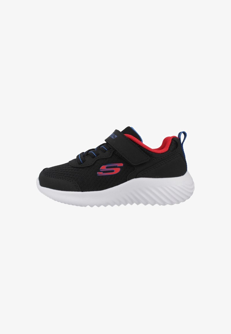 Zapatilla Skechers para niños en negro y rojo con suela blanca, detalles en azul, cierre de velcro y tejido de malla transpirable.