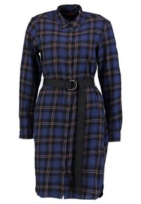 Rutig skjortklänning i blått, svart och rosa. Har en knapprad framtill, krage, långa ärmar och ett midjebälte med en cirkulär spänne.