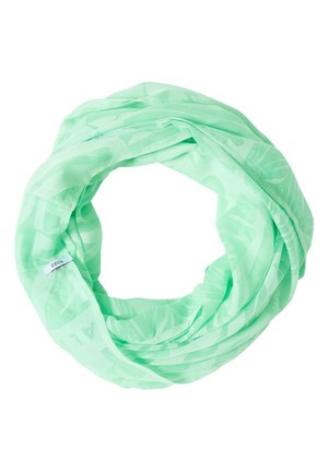 Lysegrøn infinity-sjal med subtil tekstmønster og lille hvid label syet i kanten på hvid baggrund.