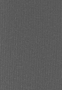 Tessuto grigio a costine con una fine texture, caratterizzato da linee verticali. Il materiale è morbido e presenta un colore grigio medio uniforme.