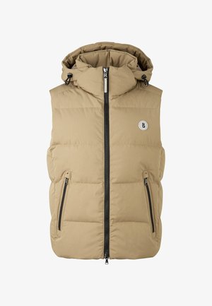 Beżowa kamizelka puchowa z wysokim kołnierzem, zamkiem z przodu i dwoma bocznymi kieszeniami na zamek. Zawiera okrągłą naszywkę z logo po lewej stronie klatki piersiowej. Miękka w dotyku.