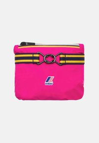 Pochette in nylon rosa con chiusura a zip, caratterizzata da un accento a righe nere e gialle e un gancio circolare, con il logo KWAY.