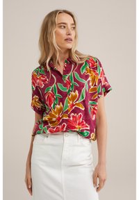 Cămașă cu mânecă scurtă, florală, în nuanță de vișiniu, cu flori mari portocalii, galbene și verzi, textură fină și design cu nasturi.