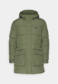 Grøn polstret vinterjakke med hætte, frontlomme med klap og Calvin Klein-logoer på brystet og ærmet.