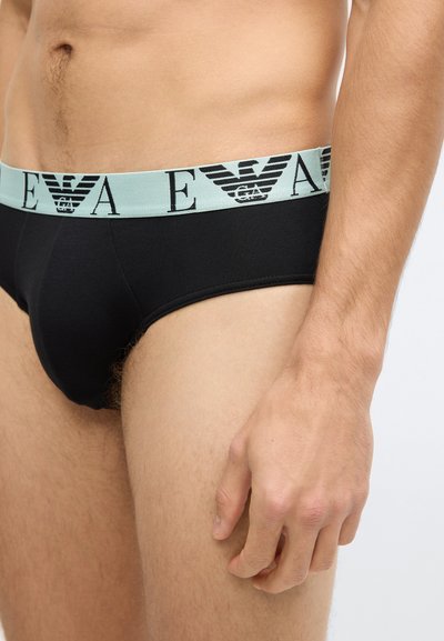 Cueca preta com cós elástico verde-menta apresentando o logótipo "EA" em preto. Tecido macio, design ajustado ao corpo, corte padrão.