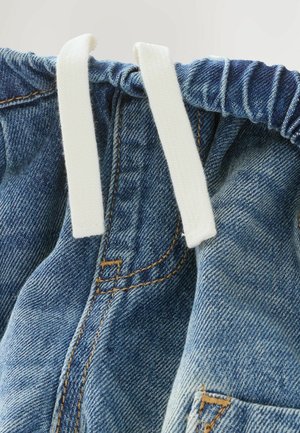 Pantalones cortos de mezclilla con cordón en la cintura, con cintura fruncida, presenta cordones blancos, lavado azul claro, costuras en contraste y bolsillos laterales.