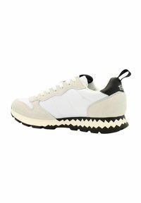 Sneaker bianca e grigia con materiali in suede e mesh, punta tonda, suola zigzag e accento sul tallone nero con logo "19".