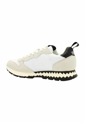 Weiße und graue Sneaker aus Wildleder und Mesh-Materialien, mit runder Spitze, Zickzack-Außensohle und schwarzem Fersenelement mit "19"-Logo.