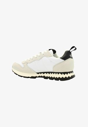 Sneaker bianca e grigia con materiali in suede e mesh, punta tonda, suola zigzag e accento sul tallone nero con logo "19".