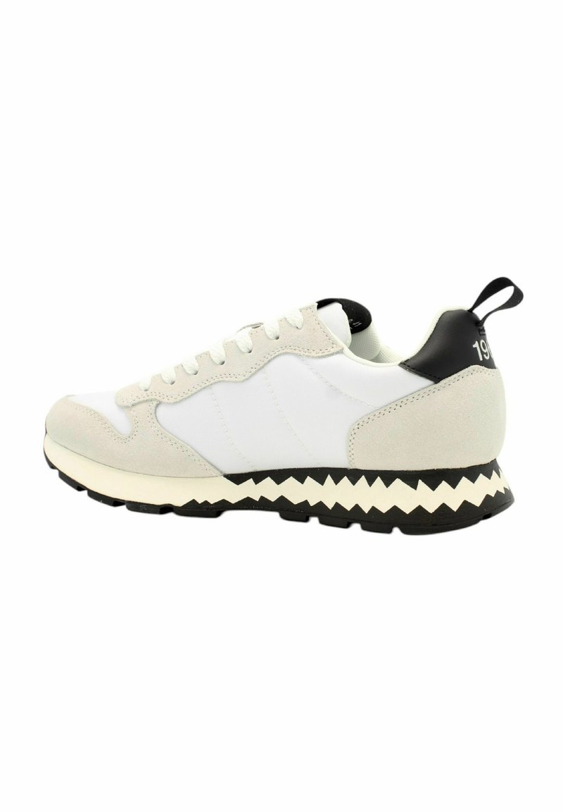 Sneaker bianca e grigia con materiali in suede e mesh, punta tonda, suola zigzag e accento sul tallone nero con logo "19".