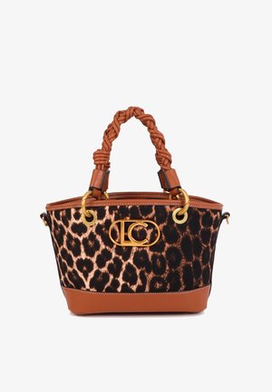 Kabelka s leopardím vzorom, hnedými koženými prvkami, prepletenou hornou rúčkou, zlatými kovaniami a logom na prednej strane.