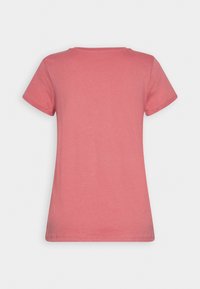 Kortærmet T-shirt med rund hals i koralrosa, lavet af blødt bomuld. Glat tekstur med almindelig pasform, uden mønstre eller accenter.