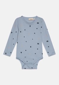 Långärmad baby bodysuit i mjuk blå bomull med spridda geometriska mönster i marinblått och ljusbrunt. Har tryckknappar i botten.