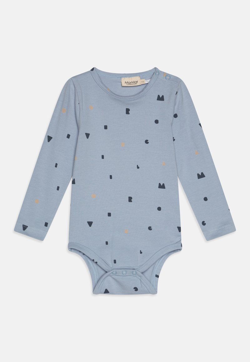 Långärmad baby bodysuit i mjuk blå bomull med spridda geometriska mönster i marinblått och ljusbrunt. Har tryckknappar i botten.