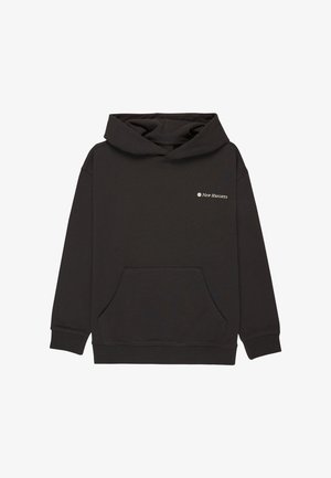 Szara bluza z kapturem z kieszenią z przodu, noszona z beżowymi spodniami i szarymi trampkami. Logo nadrukowane na lewej piersi.