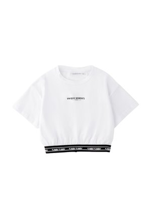 Biały krótki T-shirt z krótkimi rękawami, z napisem "UNIQUE MOMENTS" z przodu oraz czarną elastyczną talią z powtarzającym się napisem "S-WAY".