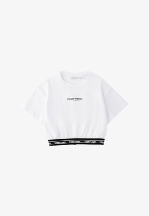 T-shirt bianca corta con maniche corte, testo "UNIQUE MOMENTS" sul davanti e fascia elastica nera in vita con testo "S-WAY" ripetuto.